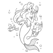 pagina da colorare: Colorare La Sirenetta: Ariel con una forcina, accanto a lei c'è Crab Sebastian e Flounder Fish