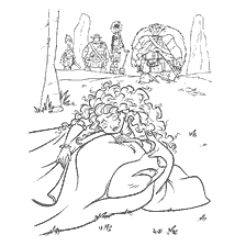 coloriage: Merida couvre l'ours d'une tapisserie dans la forêt, avec des hommes les regardant en arrière-plan.